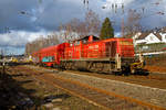 Die 294 590-5 (98 80 3294 590-5 D-DB), ex DB 294 090-6, ex DB 290 090-0, eine remotorisierte V90, der DB Cargo Deutschland AG dr�ck am 04.02.2021 einen Coilzug vom Rbf Kreuztal in Richtung
