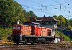 Die 294 785-1 (98 80 3294 785-1 D-DB) eine remotorisierte V 90 der DB Cargo AG rangiert am 07 September 2024 in Kreuztal zu ihrem Abstellplatz.

Die V 90 wurde 1972 von der Maschinenbau Kiel (MaK) unter der Fabriknummer 1000585 gebaut und als 290 285-6 an die DB - Deutsche Bundesbahn geliefert. 1996 erfolgte der Umbau mit Funkfernsteuerung und die Umzeichnung in DB 294 285-2. Die Remotorisierung mit einem MTU-Motor 8V 4000 R41, Einbau  einer neuen Lüfteranlage, neuer Luftpresser und Ausrüstung mit dem Umlaufgeländer erfolgten 2002 bei der DB Fahrzeuginstandhaltung Werk Chemnitz. Daraufhin erfolgte die Umzeichnung in 294 785-1.

Die Baureihe 290 (V60) wurde für den schweren Rangierdienst, sowie für Bedien- und Übergabefahrten konzipiert. Die Lok ist eine Weiterentwicklung aus den Streckenlokomotiven der Baureihenfamilie V100 (BR 211 und BR 212) der Deutschen Bundesbahn. Die V90 ist gegenüber der V100 deutlich schwerer und robuster im Rangierdienst. Ursprünglich war geplant, für den schweren Rangierdienst eine ballastierte Variante der V 100 mit verstärktem Rahmen zu beschaffen, die Fahrzeugauslegung war dafür aber nicht geeignet (die Achslast ließ sich so nicht auf die geforderten 20 t erhöhen). 

Die Maschinenbau Kiel (MaK) konstruierte daher die schwerere und längere V 90 und lieferte 1964/1965 zunächst 20 Vorserienlokomotiven mit dem 800 kW-Motor der Baureihe 211 und 70 km/h Höchstgeschwindigkeit. 1966 begann mit 290 021 die Serienlieferung, aus der bis Ende 1974 388 Exemplare hervorgingen. Die Serienloks besitzen den Motor MTU 12V 652 TA der Baureihe 212 (jedoch gedrosselt auf 800 kW) und sind 80 km/h schnell. Gegenüber der Vorserie wurde der Rahmen auf 14,32 Meter verlängert. Insgesamt wurden 408 Loks ausgeliefert. Neben MaK waren am Bau der Serienloks auch die Firmen Jung-Jungenthal, Henschel, Krupp und Deutz (KHD) beteiligt.

Die remotorisiert Maschinen haben nun einen MTU DM 8V 4000 R41 Motor mit 1.000 kW/1.360 PS Leistung bei 1.800 U/min, sie erfüllen die Abgasnorm UIC Kodex 624V, Stufe II.

Die Maschinen wurden in purpurrot (RAL 3004) abgeliefert und ab Mitte der 1970er Jahre in das neue Farbschema ozeanblau-elfenbein (RAL 5020, RAL 1014) umlackiert – im allgemeinen Sprachgebrauch auch ozeanblau-beige genannt. In der zweiten Hälfte der 1980er Jahre folgte das orientrote (RAL 3031) Farbschema, seit Ende der 1990er Jahre werden die Maschinen in das aktuelle verkehrsrot (RAL 3020) der Deutschen Bahn AG umlackiert. In der Praxis hielt sich in der Anfangszeit die purpurrote Lackierung länger als bei anderen Baureihen – erst ab dem Jahr 1988 war das ozeanblau-beige Farbschema dominant (bis 1996). Die verkehrsrote Umlackierung wurde dagegen zügig umgesetzt, sodass bereits im Jahr 2000 nahezu zwei Drittel der Lokomotiven diese Lackierung trugen.

Da die Motoren der Baureihen 290 und 212 baugleich sind, wurden besonders in den 1970er und 1980er Jahren Motoren zwischen den beiden Lokbaureihen ausgetauscht. Damit konnten Motoren mit hohen Laufleistungen aus dem Streckendienst einer sinnvollen Restnutzung in der 290 zugeführt werden, während umgekehrt bislang überwiegend im Rangierdienst schwächer belastete Motoren für die 212 zur Verfügung standen. Dieser Ringtausch führte dazu, dass etwa zur Jahrtausendwende umfangreiche Motorenbestände endgültig verschlissen waren. Deshalb wurde ein Remotorisierungsprogramm gestartet. Seit 2003 wurden Lokomotiven im Ausbesserungswerk Cottbus mit einem neuen 1.000 kW Motor des Typs 8V 4000 R41 von MTU ausgerüstet. Dabei wurde eine neue Zweikreis-Kühlanlage und ein neuer Luftpresser (Schraubenluftpresser mit hydrostatischem Antrieb) eingebaut. Der neue Motor spart trotz höherer Leistung im Mittel 5,4 Liter Diesel pro Betriebsstunde bei Volllast. Die Ordnungsnummer der remotorisierten Lokomotiven wurde um 500 erhöht. Um den Kraftstoffverbrauch weiter zu senken, hat DB Schenker Rail (heute DB Cargo) 2015 begonnen, die Lokomotiven mit einer Start-Stopp-Automatik auszurüsten.

Die Lokomotiven tragen heute die Hauptlast des Einzelwagenverkehrs der DB Cargo und sind in ganz Deutschland zu finden. Sie übernehmen die Abholung und Zustellung von Wagengruppen bei Gleisanschließern in der Fläche und den Verschub dieser Einheiten auf den Rangierbahnhöfen.

Umbau der Lokomotiven zur Baureihe 294 (mit KM- Funkfernsteuerung):
Ab 1995 wurden in großer Zahl Lokomotiven der Baureihe 290 mit einer anderen Art Funkfernsteuerung von Krauss-Maffei (KM) ausgerüstet. Bei ihr kann der nun „Lokrangierführer“ (Lrf) genannte Lokführer die Lok über ein um den Oberkörper gehängtes, vor dem Bauch getragenes Fernsteuerbediengerät (FBG) bedienen. Dies ermöglichte die Einsparung von Rangierpersonal und wurde zuvor schon bei den kleineren Rangierloks der Baureihen V 60 und Köf III angewandt. Die so umgebauten Loks der Baureihe 290 werden ab Umbau als Baureihe 294 bezeichnet. Der Umbau kostete seinerzeit rund 180.000 DM pro Lokomotive.

Die Lokomotiven haben auf dem Führerstand einen Funkrechner, der alle Signale vom Bedienteil empfängt. Dazu muss der Lrf den Funk manuell einschalten, dieses tut er mittels Schlüsselschalter am Rechnerschrank. Die Fahrzeuge mit KM-Fernsteuerung haben oberhalb der Führerstandsfenster auf jeder Seite eine Lampe (Sichtmelder), die leuchtet, sobald sie im Funkbetrieb fährt. Durch diese Fernsteuerung konnte viel Personal eingespart werden, weil der Lrf nun selber an der Spitze der Rangierabteilung anwesend sein kann. Folgende Funktionen können mit der Fernsteuerung ausgeführt werden: Fahren, Bremsen, Anfahren am Berg, Vkonstant (Fahrgeschwindigkeit automatisch beibehalten, nur bei V <12,5 km/h, durch Taster „Entriegeln“), Sanden, Pfeifen, Angleichen, Rangierkupplung öffnen (Motor- oder hinterer Vorbau) und Schnellbremsung. Des Weiteren ist das FBG mit einem Neigungssensor ausgestattet, der bei einer Neigung über 50 Grad nach etwa vier Sekunden eine Zwangsbremsung einleitet (angenommene Dienstunfähigkeit des Lrf). Diese Funktion kann durch einen Taster bei Stillstand überbrückt werden, wie z. B. beim Kuppelvorgang und dient der passiven Sicherheit des Lrf (jedoch lässt sich währenddessen keine Leistung aufschalten). Bei allen FBG-Varianten ist ein Schlagtaster eingebaut, der bei Betätigung eine Schnellbremsung auslöst (aktive Sicherheit).

Die beiden Lokomotiven 294 789 und 294 832 wurden 2019 im Instandhaltungswerk Cottbus zu Hybrid-Musterlokomotiven umgebaut. Dabei wurden die hydrodynamischen Getriebe ausgebaut und durch Elektromotoren und mechanische Getriebe ersetzt, die durch Akkus bzw. den Fahrdiesel gespeist werden. Das Umbauprojekt mit dem Namen HELMS (Hybrid ELectro-Mechanical Shunter) erfolgt in Zusammenarbeit mit der japanischen Firma Toshiba. Sie tragen die neue Baureihenbezeichnung 1094. Siehe: http://hellertal.startbilder.de/name/galerie/kategorie/deutschland~hybridloks~1094-helms-ex-v-90.html 

TECHNISCHE DATEN:
Hersteller: MaK, Jung-Jungenthal, Henschel, Krupp, Deutz (KHD), Rheinstahl
Spurweite: 1.435 mm (Normalspur)
Achsanordnung: B'B'
Länge über Puffer: 14.320 mm
Breite: 3.100 mm
Drehzapfenabstand: 7.000 mm
Achsabstand im Drehgestell: 2.500 mm
Treibraddurchmesser: 	1.100 mm (neu)
Höchstgeschwindigkeit: 80 km/h Streckengang / 40 km/h Rangiergang 
kleinste Dauergeschwindigkeit: 9 km/h Streckengang / 3 km/h Rangiergang
Anfahrzugkraft: Schnellgang: 188 kN / Langsamgang: 236 kN
Dauerzugkraft: 184 kN
Getriebe: Voith L206rs

Motorhauptdaten der Uraufführung (BR 290):
Motorbauart: wassergekühlter MTU V12-Zylinder-Dieselmotor mit Vorkammereinspritzung, Abgasturbolader und Kolbenkühlung.
Motortyp: MTU MB 12 V 652 TA 10 (wie Daimler-Benz MB 835 Ab)
Nennleistung:  800 kW / 1.100 PS (gedrosselt)
Drehzahl max.:  1.400  U/min   
Bohrung/Hub: 190/230 mm
Hubraum: 78,25 Liter.
Turboladertyp: BBC VTR 250-Abgasturbolader
Gewicht Dieselmotor incl. Regler (trocken): ca. 4.500 kg.

Motormerkmale: Kurbelgehäuse aus Grauguss. Geschmiedete Kurbelwelle siebenfach gleitgelagert, Pleuelstangen gleitgelagert. Zweiteilige Kolben (Version „TA“). Zylinderköpfe mit je zwei Ein- und Auslassventilen und zentraler Vorkammer. Ventilsteuerung über eine untenliegende Nockenwelle, Rollenstößel, Stoßstangen und Kipphebel, Schließen der Ventile durch Ventilfedern. 

Motorhauptdaten der remotorisierte V 90, BR 294.5 (Quelle: MTU):
Motorbauart: MTU 8-Zylinder-Diesel-V-Motor 90° mit Common-
Rail-Einspritzsystem, Abgas-Turbolader und Ladeluftkühlung
Motortyp:   8V 4000 R41 
Nennleistung:  1.000 kW / 1.341 PS (gedrosselt)
Drehzahl max.:  1.800  U/min   
Bohrung/Hub: 165/190 mm
Hubraum: 32,5l
Kraftstoffverbrauch bei Nennleistung: 249,4 l/h
Abgas-Emission :  UIC Kodex 624V, Stufe II
Länge: 1.915 mm
Breite: 1.380 mm
Höhe: 1.800 mm
Gewicht (trocken): 4.700 kg

Getriebe und Leistungsübertragung:
Das hydraulische Getriebe L206rs von Voith hat zwei Wandlergänge. Ein mechanisches Nachschaltgetriebe ermöglicht die Wahl zwischen einem Schnell- und einem Langsamgang sowie den Wechsel der Fahrtrichtung. Um feinfühlige Langsamfahrten zu ermöglichen, hat das Getriebe eine stufenlos regelbare Wandlerteilfüllung. Die Traktionsleistung am Getriebeausgang beträgt 639 kW (869 PS). Die Leistungsübertragung auf die Achsgetriebe erfolgt dann über Gelenkwellen.
Bremse: KE-GP-mZ
Tankinhalt: 3.200 Liter

Konstruktionsmerkmale:
Die folgenden Erläuterungen zur Ausstattung der V 90 beziehen sich soweit nicht anders angegeben auf den Auslieferungszustand. Nach Umbau zur Funklok und Remotorisierung weicht die technische Ausrüstung heute erheblich davon ab.

Der Rahmen besteht aus Walzprofilen und Stahlgussteilen, wegen der angestrebten 20 t Achslast war kein Leichtbau nötig. Zusätzlich wurden sechs Tonnen Ballast eingebaut.

Die Vorbauten sind schmaler als bei der V 100, um eine bessere Sicht beim Rangieren zu ermöglichen. Der längere vordere Vorbau enthält Kühlanlage, Vorwärmgerät und den Dieselmotor. Im hinteren Vorbau befinden sich Anlasslichtmaschine, Druckluftanlage, Batterien und der Betriebsbehälter der Kraftstoffanlage. Unter dem Führerhaus befinden sich die Kraftstoff-Hauptbehälter und das hydraulische Getriebe. Das Führerhaus entspricht weitgehend dem der Baureihe V 60.

In den Drehgestellen werden die Achslager durch Metall-Gummi-Federn (Megi-Federn) geführt. Der Lokrahmen greift über Drehtürme mit Durchlässen für die Gelenkwellen zu den Achsgetrieben in die Drehgestelle ein. Der Rahmen stützt sich über Doppel-Schraubenfedern auf die Drehgestelle ab. Die Auslenkung der Drehgestelle im Bogen erfolgt ohne Gleitstücke.

Der Dieselmotor MTU 652 TA 10 ist ein wassergekühlter 12-Zylinder-Motor in V-Form mit Vorkammereinspritzung, Abgasturbolader und Kolbenkühlung.

Die Kraftstoffpumpe fördert den Kraftstoff aus den Hauptbehältern unter der Lok zunächst in einen hochliegenden Betriebsbehälter und von dort weiter zu den Einspritzpumpen. Ein Überströmventil begrenzt den Überdruck im Vorlauf der Einspritzpumpen auf 0,6 bar. Bei Ausfall der Kraftstoffpumpe kann der Betriebsbehälter per Handpumpe nachgefüllt werden und mit Fallkraftstoff weitergefahren werden. Die Loks verbrauchen im Leerlauf etwa 12 Liter Dieselkraftstoff pro Stunde, unter Volllast etwa 230 Liter pro Stunde.

Zur Rückkühlung des Motorkühlwassers sind hydrostatische Lüfteranlagen von Behr oder Voith vorhanden. Da die Lokomotive anders als die V 100 über keinen Dampfheizkessel verfügt, den man zur Kühlwasservorwärmung nutzen könnte, ist stattdessen ein kleiner, dieselgefeuerter Warmwasserkessel von Hagenuk, oder später ein Vorwärmgerät der Firma Webasto oder A.S.T. eingebaut.

Das hydraulische Getriebe Voith L206rs hat zwei Wandlergänge. Ein mechanisches Nachschaltgetriebe ermöglicht die Wahl zwischen einem Schnell- und einem Langsamgang sowie den Wechsel der Fahrtrichtung. Um feinfühlige Langsamfahrten zu ermöglichen, hat das Getriebe eine stufenlos regelbare Wandlerteilfüllung.

Der Führertisch ist beidseitig bedienbar. Die Steuerung von Motor und Getriebe erfolgt pneumatisch. Durch Drehen des Fahrschalters wird stufenlos über ein Feinregelventil ein bestimmter Steuerdruck in das System gegeben. Dieser beeinflusst die Schaltvorgänge im hydraulischen Getriebe und wirkt am Motor auf den Drehzahlregler R 32 p von Maybach mit drehzahlabhängiger Füllungsbegrenzung ein.

Quellen: www.loks-aus-kiel.de; Wikipedia; www.eib-t.de und MTU
