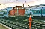 Am 6 November 1999 rangiert 345 035 in Dresden Hbf.
