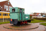 Die meterspurige dieselmechanische zweiachsige Kö 2 der Inselbahn Langeoog, heute nur noch als Denkmallok, am 13 Februar 2024 beim Insel Bahnhof Langeoog (im Ort Langeoog).

Die Kleinlokomotive ist eine Deutz OMZ 122 Meterspur, sie wurde 1937 von Klöckner-Humboldt-Deutz in Köln unter der Fabriknummer 18443 gebaut und an die Inselbahn Langeoog geliefert, wo sie bis 1985 im Einsatz war. So hat sie auf der 2,6 km kurzen Strecke in den Jahren über 216.000 km gefahren und hat dabei über 1,2 Millionen Passagiere sowie 425.000 t Güter befördert.  

Diese dieselmechanischen Lokomotiven mit der Achsfolge B, waren eine schmalspurige Variante der in großer Stückzahl (176 Stück) gebauten Deutz OMZ 122 R. Nach der in großer Stückzahl gefertigten OMZ 122 R besaß der Hersteller KHD ein Typenprogramm, Lokomotiven mit dieser Art Motor für die Spurweiten von 600 mm bis 1.076 mm zu fertigen. Es sind 62 Exemplare des Typs OMZ 122 F bekannt.

Die Meterspur Lokomotiven waren etwas schmaler und kürzer als die Regelspurloks ausgeführt. Sichtbarer Unterschied war anfangs die Ausrüstung des Führerstandes mit nur einem mittleren runden Stirnfenster. Auch im Laufwerk gab es den Unterschied, dass bei den Meterspurloks Scheibenräder mit Ausschnitten genommen wurden.

Der Motor Deutz OMZ 122 ist ein wassergekühlter Zweizylinder-Zweitakt-Dieselmotor mit in Reihe angeordneten Zylindern, der über eine Lamellenkupplung ein mechanisches Getriebe mit Wendegetriebe antrieb. Die Antriebsachse wird vom Getriebeausgang über eine Kette angetrieben, der Antrieb der anderen Achse erfolgt über Kuppelstangen. Durch diese Konstruktionsform konnte Platz gespart werden, zudem erhöht sich die Laufruhe gegenüber Fahrzeugen mit Blindwelle.

Die Federung war bei den Lokomotiven mit Blattfedern ausgeführt, die über den Achsen angeordnet sind. Die Kupplung der Wagen war mit einer sogenannten Triangelkupplung ausgeführt, eine Druckluftbremse für die Zugbremsung besaßen die Loks nicht. Die Besandungsanlage war in Fallform ausgeführt, ein Sandfallrohr war zwischen den Rädern vorhanden.

TECHNISCHE DATEN:
Spurweite: 1.000 mm
Achsfolge: B
Länge über Puffer: 4.280 mm
Achsabstand: 1.150 mm
Treibraddurchmesser: 500mm (neu)
Max. Breite: 2.500 mm
Max. Höhe ü. Schienenoberkante: 2.560 mm
Dienstgewicht:  6.800 kg
Dieselmotor: wassergekühlter Zweizylinder-Zweitakt-Dieselmotor Motortyp: Deutz OMZ 122
Motorleistung: 36 PS (26 kW) bei 600 U/min
Höchstgeschwindigkeit im Direktgang: 35 km/h
Bremsgewicht: 4.800 kg
