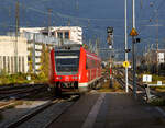 Der Dieseltriebwagen mit Neigetechnik 612 481 / 612 981, ein Bombardier  RegioSwinger  der DB Regio Bayern, verl�sst am 24.11.2022, als RE 40 nach N�rnberg Hbf, den Hauptbahnhof Regensburg.