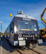 Aus alt mach neu, das nennt man Nachhaltigkeit....
Der ETCS-Messtriebwagen VT 420 „Thales Lucy Train“ der THALES war auf der InnoTrans 2018 in Berlin (hier 18.09.2018) ausgestellt.2018 noch eingestellt als 95 80 0626 420-3 D-WEG durch die W�rttembergische Eisenbahngesellschaft mbH (WEG), seit 2020 nun als 95 80 0626 420-3 D-THADE.

Der Triebwagen wurde 1994 von ABB (ex Waggon Union) in Berlin-Borsigwalde unter der Fabriknummer 36234 gebaut und als VT 420 an den Zweckverband Verkehrsverband Wieslauftalbahn (ZVVW) geliefert, 2001 ging er an die der W�rttembergischen Eisenbahn-Gesellschaft (WEG) und ca. 2014 an die Thales Transportation Systems GmbH (Stuttgart). THALES baute den VT 420 zum ETCS/LZB Messtriebwagen und zum Probetr�ger autonomes Fahren umgebaut.

TECHNISCHE DATEN:
Achsformel: B’B’
L�nge �ber Puffer: 	23.890 mm
Drehzapfenabstand: 15.100 mm
Achsabstand im Drehgestell:  2.200 mm
Leergewicht: 39,0 t
H�chstgeschwindigkeit: 	100 km/h 
Motor: 2 St�ck MAN D 2866 LUE (wassergek�hlter 6-Zylinder-Viertakt-Diesel-Reihenmotor mit Direkteinspritzung, Abgasturboaufladung und Ladeluftk�hlung in Unterflurbauweise als Einbaumotor)
Leistung: 	2 � 250 kW (2x 340 PS) 
Getriebe: 2 St�ck Voith Turbogetriebe T211rz
Leistungs�bertragung: hydraulisch
