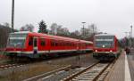 Rechts Dieseltriebwagen 628/928 225 der Kurhessenbahn als RB 43 Obere Lahntalbahn ist am 28.12.2011 von Erndtebrück in den Bf Bad Laasphe eingefahren, nach dem Halt fährt er weiter