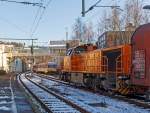   Bahnhof Betzdorf/Sieg am 06.02.2015:   Während auf Gleis 103 die Lok 46 (92 80 1277 807-4 D-KSW) der Kreisbahn Siegen-Wittgenstein mit ihrem Coil-Güterzug auf das freie Ausfahrtsignal nach