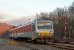   Der Dieseltriebwagen VT/VS 51 (95 80 0628 051-4 D-WEBA /  95 80 0928 051-1 D-WEBA) der Westerwaldbahn (WEBA) fährt am 11.02.2015, als RB 96  Hellertalbahn  die Verbindung