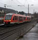 640 013 und  640 029 (zwei gekuppelte LINT 27) der 3-L�nder-Bahn als RB 93 (Rothaarbahn) nach Bad Berleburg  am 23.12.2011 kurz vor der Einfahrt in den Bahnhof Kreutztal.