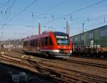 640 012 (LINT 27) der 3-L�nder-Bahn als RB 93 (Rothaarbahn) von Bad Berleburg  nach Siegen Hbf am 11.02.2012, hat den Bf Siegen-Geisweid verlassen und f�hrt nun weiter in Richtung Hbf.