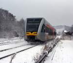 Der erste Schnee, halt nur einen Tag: GTW 2/6 der Hellertalbahn kommt am 20.12.2011 von Neunkirchen und f�hrt bei leichtem Schneefall, gleich in den Bahnhof Herdorf ein, danach geht es weiter in
