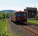 Schienenbus (VT 98) 798 818-1 (der Pfalzbahn) mit Beiwagen (VB98) 998 880-9 kommt am 08.05.2011 von Herdorf, hier kurz vorm Bahnhof Betzdorf/Sieg.