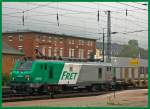  Die Fret SNCF 437010 zieht am fr�hen Morgen des 05.10.2013 bei Regen einen G�terzug durch den Hbf Trier.