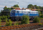 Auf unserer Fahrt mit einem IC nach Oberhausen am 24 Juni 2025 kommt uns kurz vor Oberhausen Hbf diese Bügelfalten E 10 entgegen, leider mit Spiegelungen da durch die Scheibe fotografiert. Es ist die 110 448-8 (91 80 6110 448-8 D-TRAIN) der TRI Train Rental GbR (Eckental-Eschenau), ex DB 115 448-3, ex DB 110 448-8, ex DB E 10 448-8.

Die E 10 (Bügelfalte ohne Verschleißpufferbohlen) wurde 1967 von der Krauss-Maffei AG in München-Allach unter der Fabriknummer 19223 gebaut, die Elektrik ist von den SSW - Siemens-Schuckert-Werke in Berlin. Sie wurde als E 10 448 an die Deutsche Bundesbahn geliefert. Mit der Einführung des EDV-Nummernsystems wurde sie zum 01.01.1968 zur DB 110 448-8, zum 17.12.2005 ging sie an die DB AutoZug GmbH und wurde so nun zur DB 1115 448-3 als solche kam sie 2015 zur DB Fernverkehr AG, am 17.01.2019 entgleiste die Lok beim Rangieren mit allen Achsen in Engelsdorf. So wurde sie 2020 ausgemustert und an die TRI - Train Rental International GmbH verkauft. Bis Ende 2024 wurde die Lok durch die Baltic Port Services GmbH in Mukran betriebsfähig aufgearbeitet und am 10.Dezember 2024 durch die TRI GmbH wieder in Betrieb genommen. Anlässlich der Untersuchung erhielt die Lok im Dezember 2024 eine Neulackierung in der Farbgebung in saphirblau mit silbernem Dach.

Bemerkungen/Besonderheiten: Konventionelle-Wendezug-Steuerung (36-poliges Kabel), Linienzugbeeinflussung (LZB); CIR-ELKE (Abk. Computer Integrated Railroading – Erhöhung der Leistungsfähigkeit im Kernnetz)