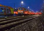 Blick auf den n�chtlichen Abstellbereich im Hbf Siegen am 21.03.2013 um 2:30 Uhr - im Vordergrund, eingerahmt von Flirts, die  111 152-2 mit Dosto´s von dem RE 9 rsx - Rhein-Sieg-Express.