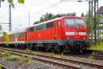   Die 111 028-7 (91 80 6111 028-7 D-DB) der DB Regio NRW mit n-Wagen (ex Silberlinge), als Verstärker zum RE 9 - Rhein-Sieg-Express,  ist am 17.05.2015 im Bahnhof Niederschelden abgestellt.