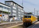 DB: Die zum Messzug passende gelb lackierte 120 502 bei der �berraschenden Bahnhofsdurchfahrt Freiburg (Breisgau) am 28.