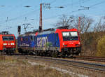 Die SBB Cargo Re 484 016-1(91 85 4484 016-1 CH-SBBC), ex E 484.016 SR, eine TRAXX F140 MS, geschleppt am Haken der SBB Cargo Re 421 371-6 (91 85 4421 371-6 CH-SBBC), ex Re 4/4 II 11371, mit Werbung