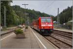 Die DB E 146 237-3 erreicht mit eine RE von Karlsruhe kommend den Schwarzwaldbahnhof Triberg.