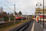 Die 146 014-6 (91 80 6146 014-6 D-DB) der DB Regio AG S�dost erreicht am 07.12.2022, als S 1 der S-Bahn Dresden, von Mei�en nach Bad Schandau, den Bahnhof Radebeul Ost.

Die TRAXX P160 AC1 wurde 2001 von der Bombardier Transportation GmbH  in Kassel unter der Fabriknummer 33881 gebaut.

Hier rechts der Schmalspur Bahnhof der L��nitzgrundbahn (SDG - S�chsische Dampfeisenbahngesellschaft mbH), links der Normalspurbahnhof der DB.
