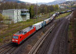 Blick auf den Rangierbahnhof (Rbf) Betzdorf/Sieg am 29.04.2021 (von der Br�cke in Betzdorf-Bruche, nun f�hrt die DB Cargo 152 075-8 (91 80 6152 075-8 D-DB) mit ihrem KLV-Zug weiter in Richtung K�ln.