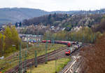 Blick auf den Rangierbahnhof (Rbf) Betzdorf/Sieg am 29.04.2021 (von der Br�cke in Betzdorf-Bruche), hier hat die DB Cargo 152 075-8 (91 80 6152 075-8 D-DB) mit ihrem KLV-Zug einen Stopp einlegt,