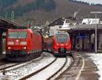 Die 185 190-6 der DB Schenker Rail zieht am 19.01.2013 einen gemischten G�terzug durch den Bahnhof Betzdorf Sieg in Richtung K�ln.