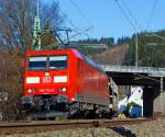 Die 185 174-0 der DB Schenker Rail zieht einen gemischten G�terzug in Richtung K�ln, hier am 02.03.2013 in Betzdorf/Sieg bei km 122,8.