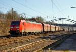   Nun zieht die 185 192-2 (91 80 6185 192-2 D-DB) der DB Schenker Rail Deutschland AG ihren Coilg�terzug am 27.02.2016 von Kreuztal in Richtung Hagen.