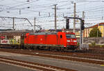 Die 185 185-6 (91 80 6185 185-6 D-DB) der DB Cargo f�hrt am 12.09.2022 mit einem gemischten G�terzug durch den Hbf Salzburg in Richtung Deutschland.