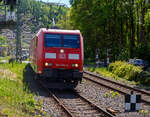 Die 185 010-6 (91 80 6185 010-6 D-DB) der DB Cargo AG fährt am 09 Mai 2025 mit einem gemischten Güterzug durch der Bahnhof Kirchen/Sieg in Richtung Siegen.