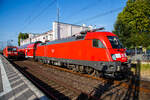 Die 182 024-0 (91 80 6182 024-0 D-DB) der DB Regio – Nordost (als Schublok) erreicht am 19.09.2018 mit dem RE 1 (Frankfurt (Oder) – Berlin – Magdeburg) den Hauptbahnhof Brandenburg an der Havel.

Die Lok wurde 2001 von Siemens in M�nchen-Allach unter der 20331 gebaut. 2011wurde bei Siemens in M�nchen-Allach ein Nahverkehrspaket eingebaut, damit erlosch die Zulassung f�r �sterreich.

Links steht die 185 055-1 (91 80 6185 055-1 D-DB) der DB Cargo auf Tfzf.
