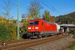 185 376-1 (eine Bombardier TRAXX F140 AC2  und somit eine BR 185.2) zieht einen gemischten G�terzug, auf der Siegstrecke (KBS 460) in Richtung K�ln, hier am 27.10.2012 kurz vor dem Bahnhof