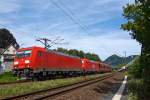  185 314-2 und 185 213-6 der DB Schenker Rail Deutschland AG ziehen einen Kohlezug am 11.08.2011, auf der rechten Rheinstrecke, bei Rheinbreitbach Richtung Süden.
