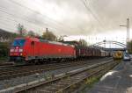   Die 185 345-6  (91 80 6185 345-6 D-DB) der DB Schenker Rail Deutschland AG fährt am 21.11.2015, mit einem langen Coilgüterzug, von Kreuztal in Richtung Hagen los.