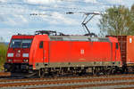   Die 185 256-5 (91 80 6185 256-5 D-DB) der DB Cargo mit einem Containerzug hat am 14.04.2018 Friedberg (Hessen) Hp 0.