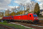   Die DB Cargo185 318-3 (91 80 6185 318-3 D-DB) am 04.11.2020  in Kreuztal, nun geht es mit der 185 363-9 (91 80 6185 363-3 D-DB) am Haken wieder zurück in den Rangierbahnhof (Rbf).