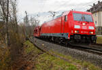 Die 185 230-0 (91 80 6185 230-0 D-DB) der DB Cargo AG fährt am 22.02.2023, mit einem leeren Autotransportzug (Wagen der Gattung Laaeffrs 561 der DB Cargo Logistics GmbH, ex ATG), durch Kirchen