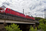 Die 185 370-4 (91 40 6185 370-4 D-DB) der DB Cargo AG fährt am 05 Mai 2024 mit der kalten 185 254-0 (91 40 6185 254-0 D-DB) und einem SUV´s beladenen Autotransportzug der DB Cargo Logistics