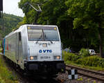 Die an die VTG-Tochter Retrack Germany GmbH (Hamburg) vermietete Railpool 186 538-5  Mikkel  (91 80 6186 538-5 D-Rpool) fährt am 22 Mai 2025 mit einem Kesselwagenzug durch Kirchen an der Sieg in