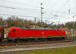 Die DB Cargo 187 107-8 (91 80 6187 107-8 D-DB) fährt am 29.04.2021 mit einem gemischten Güterzug durch Betzdorf (Sieg) in Richtung Köln.