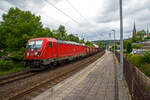 Die DB Cargo 187 157 (91 80 6187 157-3 D-DB) f�hrt am 07.06.2022 mit einem gemischten G�terzug durch den Bahnhof Kirchen (Sieg) in Richtung K�ln.