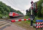 . Kaum angekommen am kleinen Bahn�bergang in Hoeven, ging die Schranke runter und die DB 189 075-5 fuhr mit einem G�terzug an der Fotografin unter dem von Hans gehaltenen Regenschirm vorbei. 04.09.2015 (Jeanny)