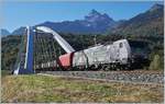 Die MRCE 189 090  G�ttingen  (UIC 91 80 6 189 990-5 D-Dispo Class 189 VE), unterwegs f�r SBB Cargo International mit ihrem Novelis Zug von Sierre nach G�ttingen �berquert zwischen St-Maurice und Bex