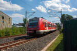 Der vierteilige ET (elektrische Triebzug) 422 572-8 / 422 072-9 der S-Bahn Rhein-Ruhr (Betreiber DB Regio NRW), der Linie S9 von Gladbeck über Essen Hbf nach
W-Vohwinkel, erreicht am 18 Juli 2015 bald den neuen Haltepunkt Essen-Kupferdreh.
