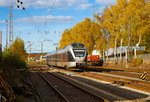   Goldener Herbst:  Der ET 23 2103  Werdohl  (94 80 0427 102-9 D-ABRN / 94 80 0827 102-5 D-ABRN / 94 80 0427 602-8 D-ABRN), ex ET 23 003, ein 3-teiliger Stadler Flirt der Abellio Rail NRW fährt