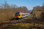 Der f�nfteilige Stadler FLIRT 429 047 / 429 547 der HLB (Hessischen Landesbahn), f�hrt am 13.03.2022, als RE 99 (Main-Sieg-Express) Gie�en – Siegen, �ber den Rudersdorfer Viadukt in Richtung