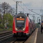 Der Bombardier TWINDEXX Vario Doppelstock-Regionalverkehrstriebzug mit den Triebwagen 445 052 und 445 059 sowie 2 DoSto-Wagen dazwischen erreicht am 17.04.2023 als, RE 54 „Main-Spessart-