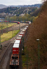 Blick auf den Rangierbahnhof (Rbf) Betzdorf/Sieg am 29.04.2021 (von der Br�cke in Betzdorf-Bruche, auf der Hauptstrecke f�hrt eine Railpool 193er (Siemens Vectron) mit einem KlV-Zug in Richtung