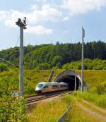 Und hier kommt er heraus - Ein ICE 3 schie�t am 09.07.2013 aus dem S�dportal (bei km 101,6) aus dem Tunnel Elzer Berg (1.110 m lang) in Richtung Frankfurt/Main, auf der Schnellfahrstrecke