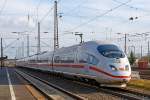   Der ICE 3  Linz am Rhein   Tz 360 (BR 403 - 2.Bauserie) rauscht am 28.02.2015 durch den Hbf Hanau in Richtung Norden.