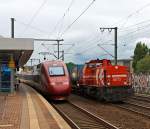 Ungleicher kann eine Zugbegegnung fast nicht mehr sein  -    Am 03.07.0.2013 rauscht der Thalys 4345 in Richtung Paris durch den Bf K�ln-Ehrenfeld und in der Gegenrichtung die HGK DE 73, ex KFBE DE