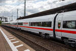 Der Fahrmotorwagen mit Bordrestaurant, 93 80 5 411 209-0 D-DB, der Gattung WRmz, des 7-teilige ICE T - Tz 1109 „G�strow“ der DB Fernverkehr AG am 14 Mai 2022 im Bahnhof L�neburg.
